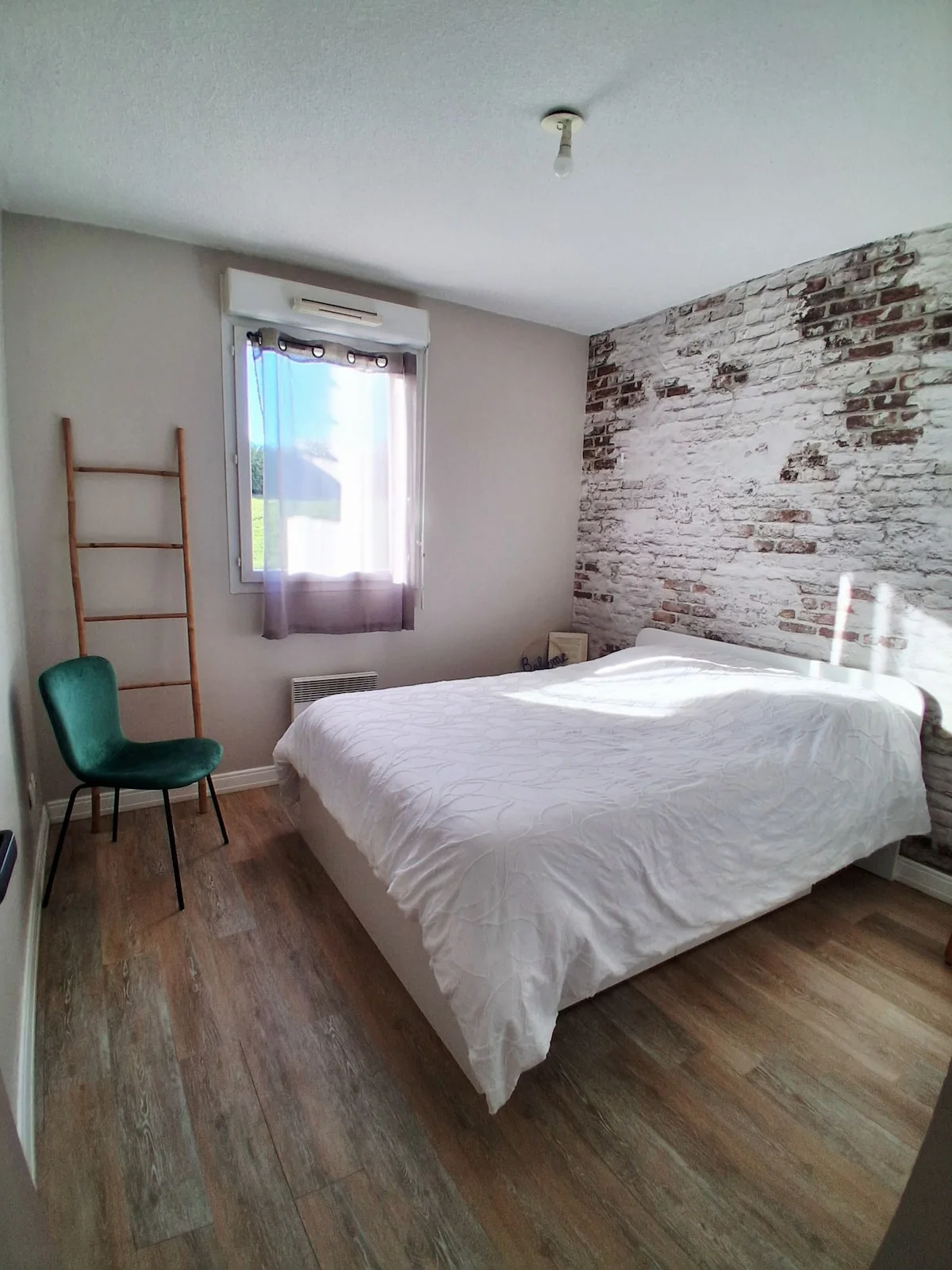 Chambre chaleureuse avec mur en briques